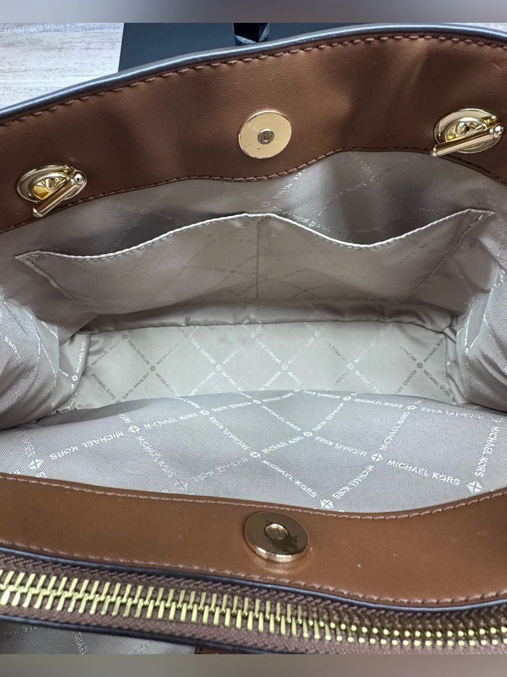 Michael Kors Womens Teagan Large Logo Print Shoulder Bag in Vanilla